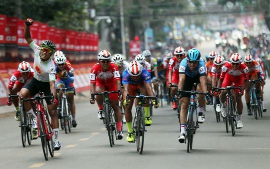 Nguyễn Thành Tâm (ngoài cùng, bên trái) lần đầu hưởng niềm vui thắng chặng ở cuộc đua năm nay.